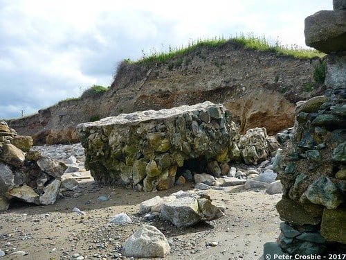 Flickr Ces images ont été prises au cours de la quatrième semaine de juin 2017. Reste d'un ancien pont ferroviaire sur la plage, au nord de Bray Harbor. ;origine «Harcourt Street Railway Line» s'est déroulée ici, plus près du bord de la côte. Sur une longue période, l'érosion côtière s'est dessinée à la douce falaise. La ligne devait être abandonnée et une version plus récente construite à l'intérieur des terres. À travers cette section des banques, un pont en pierre massif a été construit pour courir un ponceau qui a drainé les zones voisines (facilement identifiées dans les cartes d'enquête Ordnance de 1845 comme la même fonction de Cork pour les terres à proximité - entourant l'ancien tuyau de drainage de Drainage, qui a été impressive que les travaux de pierre étaient au moment de la nature du club de golf. Les efforts de l'homme sont fixés à rien.
<a rel=